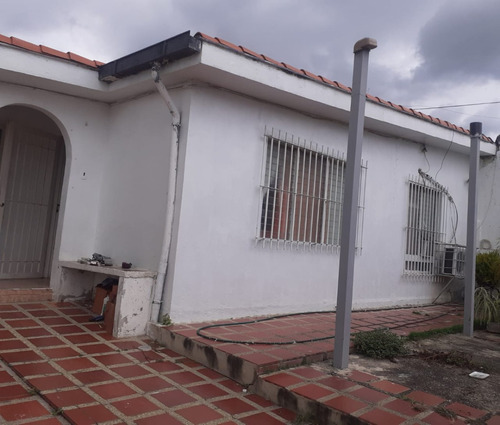 Se Ofrece En Venta Casa En Los Guayos, Urb Paraparal, Sector 1