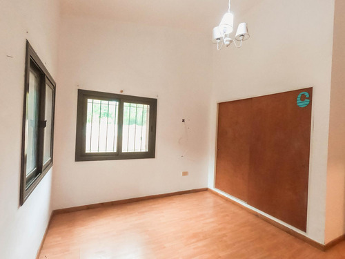 Dos Casas Con Gas Sobre Asfalto En Merlo!!