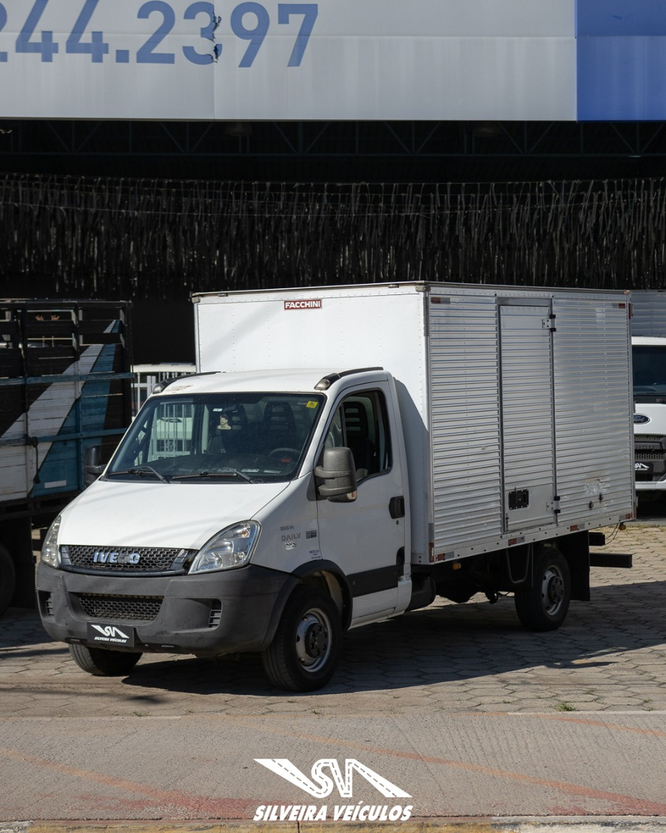 Iveco Daily 35s14 - Ano: 2016 - Baú