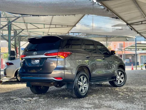 Toyota Fortuner 2.4 Diésel Sr 4X2