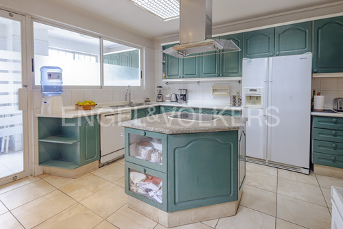 Casa Con Amplio Jardín En El Huinganal