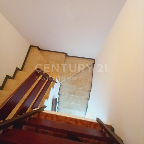 Imagen 11 de 24 de Hermoso Town House En Longa España Con Vista Al Mar, Piscina Privada Y Gran Potencial De Remodelación.