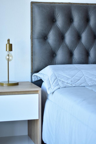 Respaldo De Cama En Capitone Con Tachas En Simil Cuero