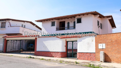 En Venta. Elegante Y Confortable Casa De Dos Niveles, Los Naranjos Del Cafetal