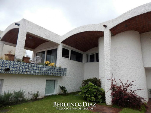 Hermosa Y Muy Amplia Casa Estilo Tradicional Ubicada En La Zona Mas Exclusiva De Punta Del Este- Ref: 25