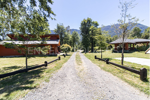 Casa Y Cabañas Rodeadas De Naturaleza Cerca De Pucón.