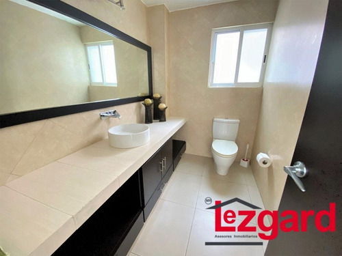 Excelente Residencia Diseñada Con Un Enfoque Moderno Y Funcional, Espacios Luminosos Y Abiertos Crean Una Atmósfera Acogedora En Cada Rincón