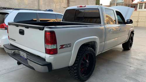Imagen 2 de 7 de Chevrolet Silverado 2006 5.3 G Pickup Silverado 2500 Aa At