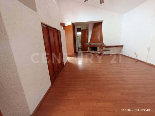 Casa Tipo Colonial Con 3 Recamaras Y Amplio Jardín