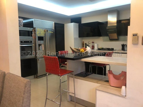 Hermosa Y Bella Casa De Niveles Con Detalles En Escayola, Estilo Moderno Con Cocina , Con Tope De Siliestone , Baños Modernos ,ubicada En Zona Tranquila, Conjunto Exclusivo Y Entablillado Con Patio, Z