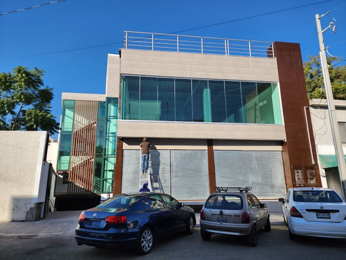 Local En Renta En Planta Alta En Plaza Comercial, A Un Lado Del Mercado Escobedo