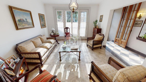 Imagen 1 de 25 de Casa Colonial, Impecable Estado, Con Jardin.