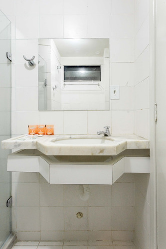 Imagem 14 de 30 de Aluguel Flat Em Boa Viagem - Ibiza 301 - 6º Pavimento - Sala E Quarto, De Frente