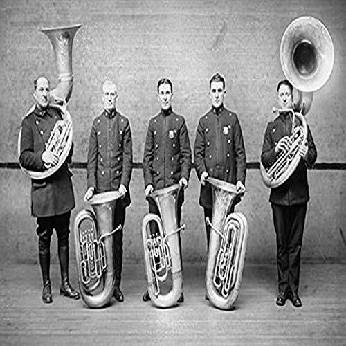 Cuarteto De La Tuba De La Policia En Uniforme Con Impresio