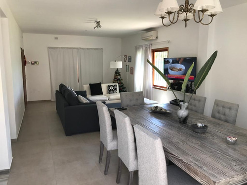 Oportunidad!! Dueño Vende Casa Completamente Remodelada!