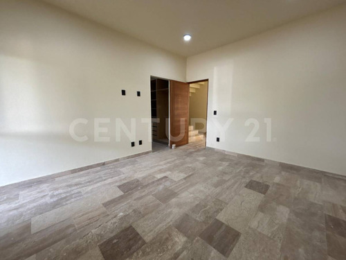 Residencia De Lujo En Vía Cumbres Con Amplios Espacios Y Exclusividad