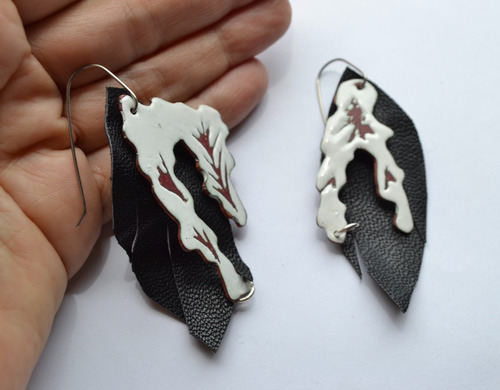 Imagen 3 de 3 de Aros Liquen De Cobre Esmaltado, Cuero Y Acero Quirurgico
