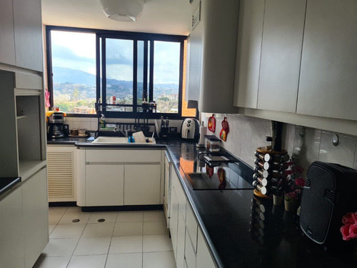 Venta, Magnifico Apartamento De Un Nivel De 194m2, Con Increible Vista A El Ávila, Ascensor Privado Y De Servicios, Piso De Mármol .