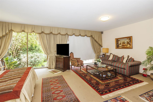 Casa En Venta De 5 Dorm., Los Dominicos, Plaza Las Condesas