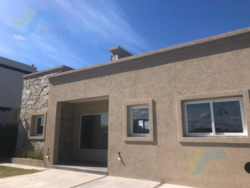 Casa Con Pileta De Construccion Tradicional - San Ramon Pilar Del Este