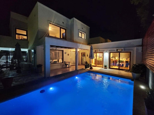 Hermosa Casa Mediterránea En Cumbres Del Sur