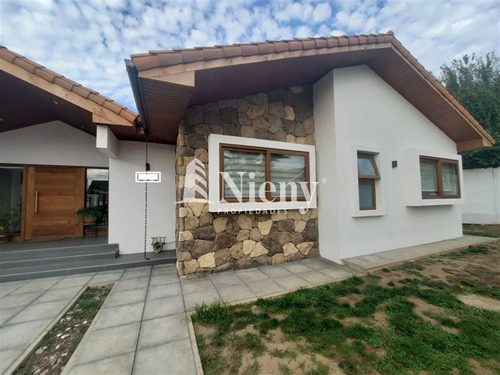 Casa En Venta De 4 Dorm. En Machalí