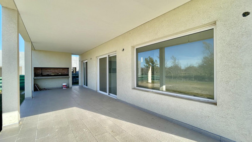 Casa En Naudir En Venta - A Estrenar - Lote Con Fondo Al Verde