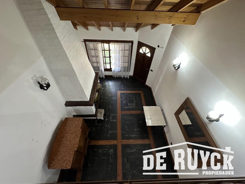 Chalet En Pleno Barrio Los Cedros