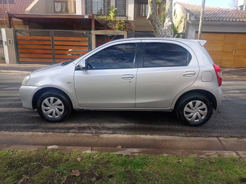 Imagen 8 de 15 de Toyota Etios Xs Nafta 1.5 Caja Manual De 6ta Año 2016