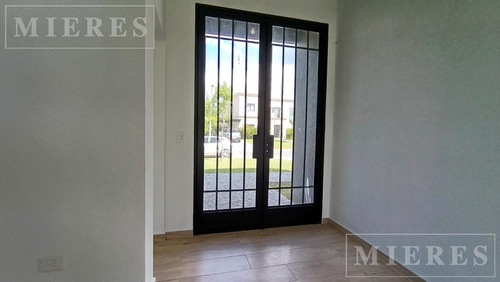 Casa En Venta Sobre Lote Interno En Barrio Ceibos Puertos