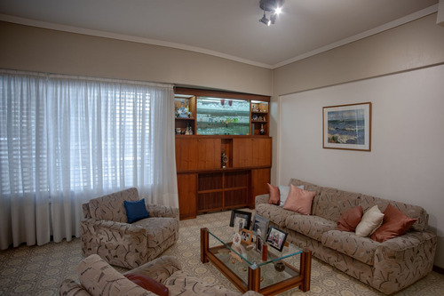Venta| Excelente Casa De 4 Amb Desarrollada En 3 Plantas Con Dos Terrazas, Patio/jardín Y Cochera.