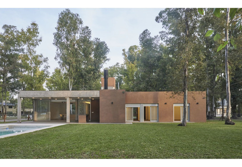Casa De 3 Dormitorios Con Cochera, Galería Y Piscina