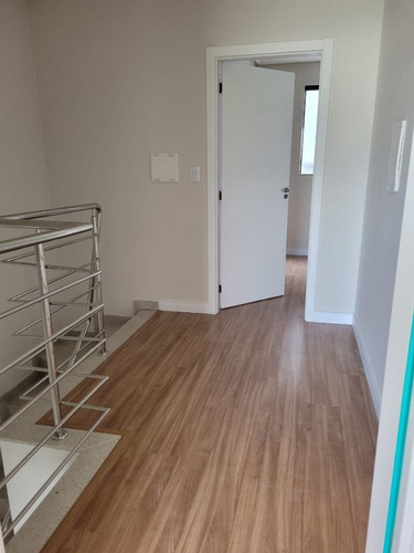 Imagem 4 de 8 de Venda: Sobrado Com Suíte E 2 Dormitórios - Bairro Fazenda - Itajaí/sc - So0029