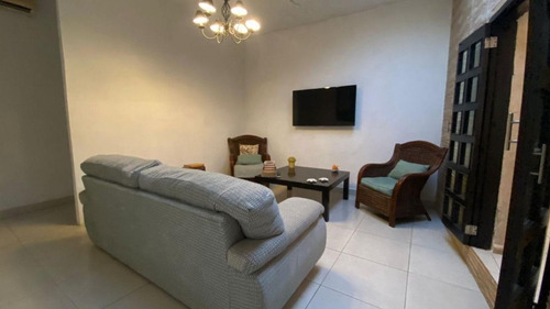 Venta De Casa Con Un Terreno Grande Con Estilo Colonial En Itzimna, Mérida
