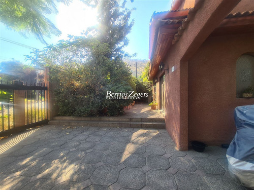 Casa En Venta De 5 Dorm. 3 Baños Mas Servicios En Las Condes