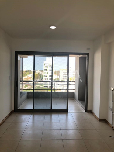 Departamento De Un Dormitorio Al Frente. Calle 64 E/ 8 Y 9