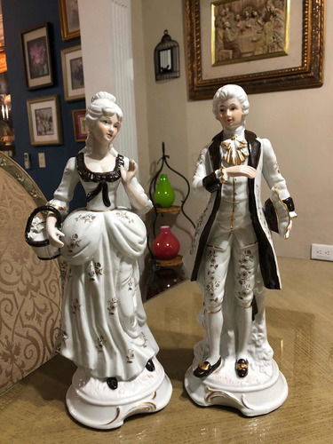 Pareja De Porcelana Estilo Colonial