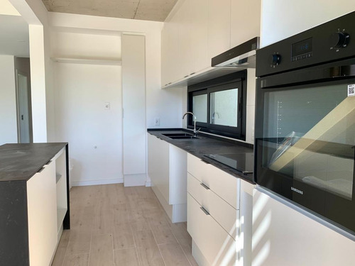 Imagen 6 de 16 de Casa A Estrenar En Barrio Privado. 3 Dorm + Escritorio. Fondo Con Vista Al Lago, Piscina Y Parrillero
