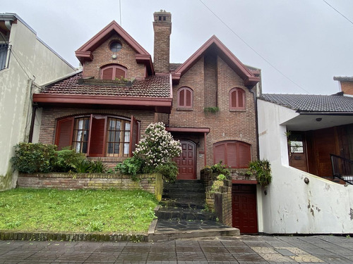 Venta Casa 4 Ambientes, Cochera Y Fondo Libre Con Piscina En Don Bosco