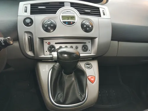 Versión 5 Puestos Motor 2.0 Caja Automática Secuencial Techo