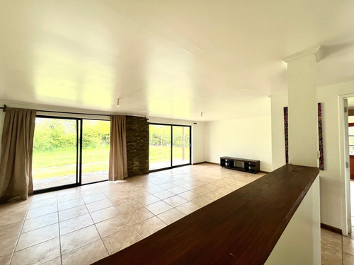 Dos Casas En Parcela De 5.000 Mts. En Linderos