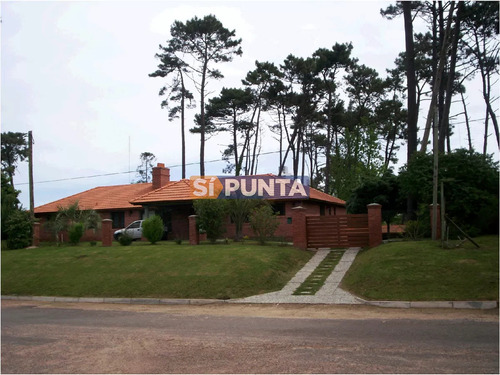 Venta Y Alquiler De Casa De Tres Dormitorios En Punta Del Este