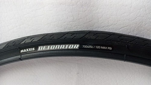 Imagen 6 de 7 de 2 Llantas Maxxis Detonator 700*25c. Talón Convencional/negro