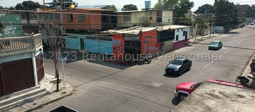 Raiza Suarez Vende Propiedad Comercial En Oeste De Barquisimeto 2 3 2 8 1 3 5, Ubicado En Una Carrera Importante Y Muy Transitada De La Zona, Cuenta Con 4 Locales Y 1 Apartamento En La Parte Superior