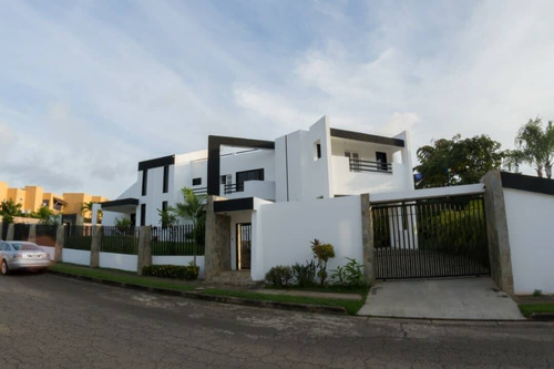 Imagen 18 de 30 de Liliana Martinez Remax Vende Casa En La Urbanizacion Altos De Guataparo Cd 10185