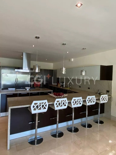Cgi+ Luxury Lecheria Ofrece En Venta Casa En Las Villas.