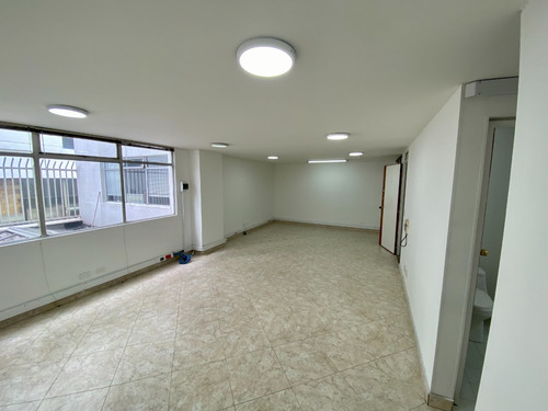 Imagen 11 de 22 de Arriendo Oficina 39m2. Chicó, Carrera 15. Piso 2, Espacio Amplio Vista Lateral, Con 1 Cupo De Parqueadero