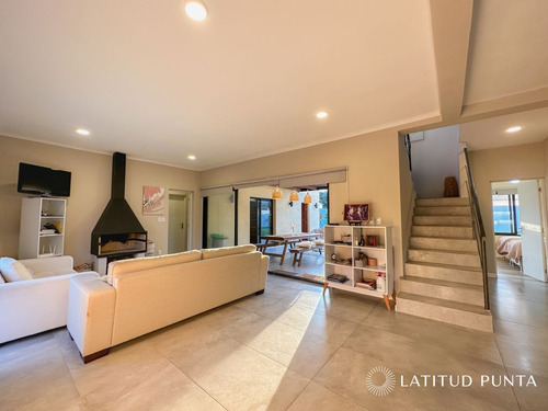 Imagen 11 de 30 de Casa Con Vista A Laguna Del Diario, 3 Dormitorios Más Dependencia Y Piscina