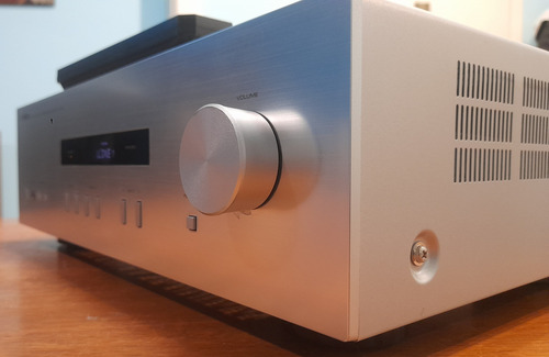 Amplificador Yamaha, Phono, Cd, 2 Aux.- Impecable Plateado 100 W (Usado)