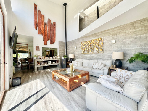 Moderna, Remodelada, En Calle Tranquila Con Seguridad 24-7